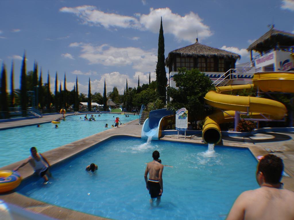 Hotel Splash Inn Silao Exterior photo